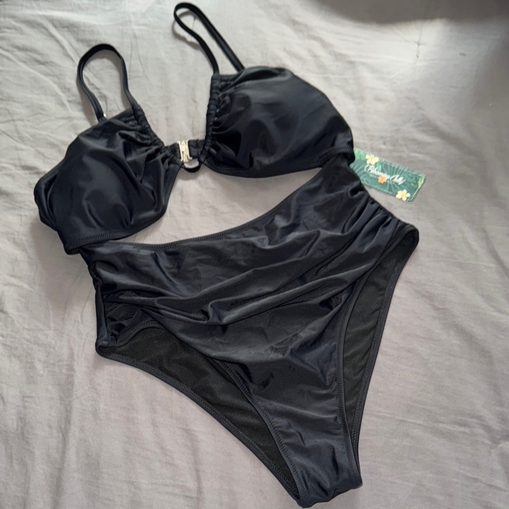 Blooming Jelly Black Ruched Cut-Out One-Piece Swimsuit – Size Medium #574